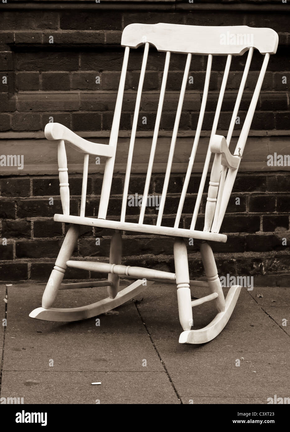 Schöne monochromes Bild von einem weißen Holz Schaukelstuhl Stockfoto