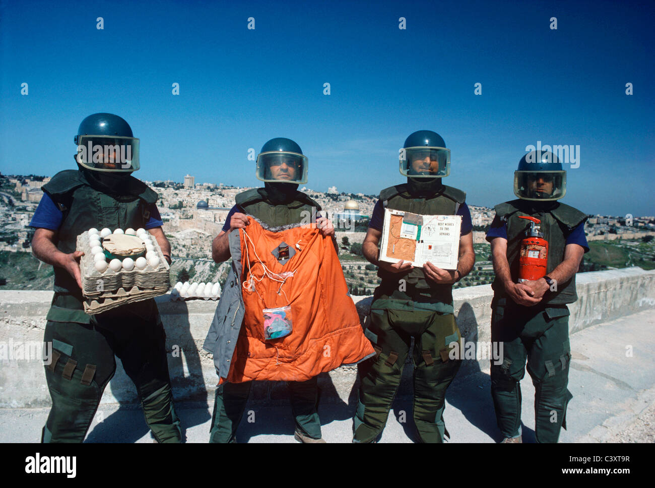 Israelischen Pioniere aus einer Jerusalem Bomb Squad zeigen getarnte Bomben, die sie in Jerusalem gefunden. Jerusalem, Israel Stockfoto