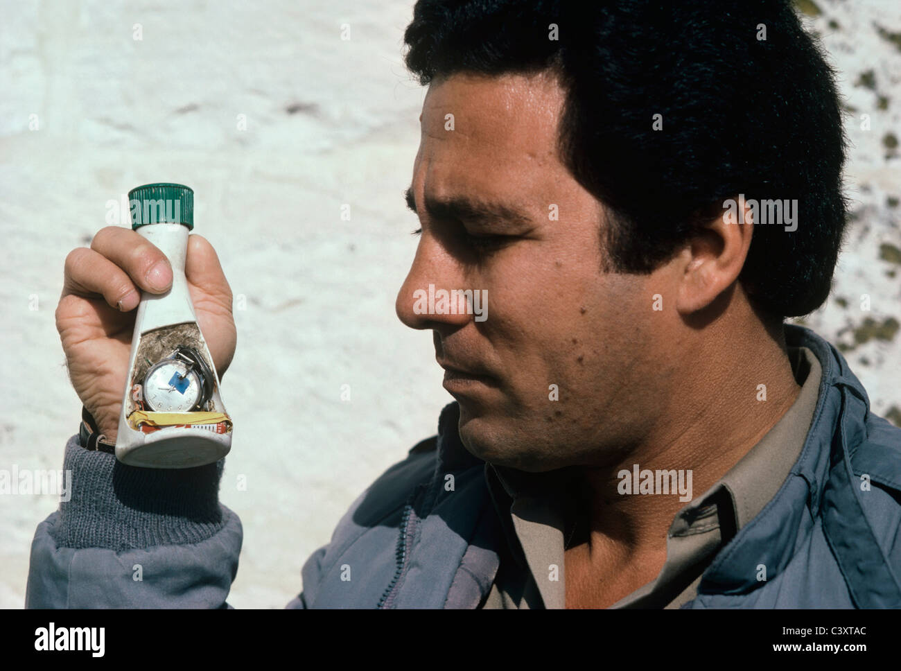 Ein ehemaliger Sapper und Mitglied einer Bomb Squad zeigt die Bombe, die aus seiner Hand geblasen hatte. Israel Stockfoto
