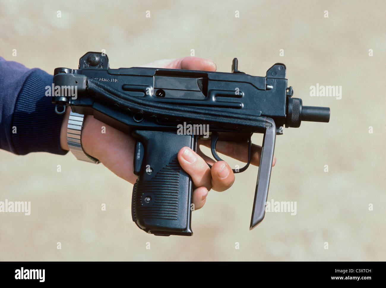 Uziel Gal, die Designer und Namensgeber der Uzi Maschinenpistole, hält eine Mikro-Uzi Pistole. Israel Stockfoto
