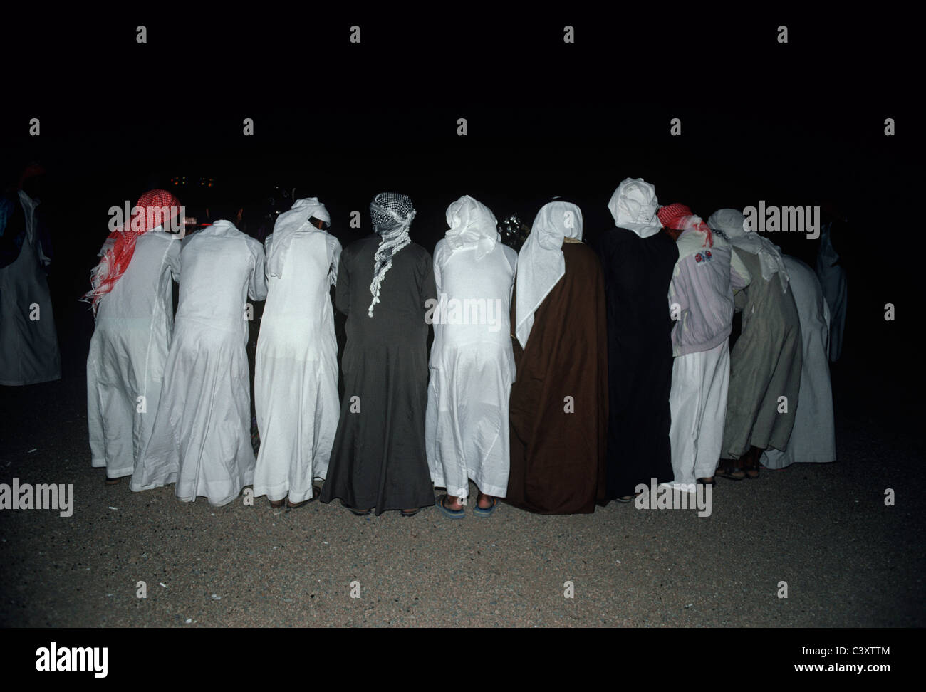 Beduinen Männer tanzen auf einer traditionellen Hochzeitsfeier in den Bergen. Dahab, Sinai - Ägypten Stockfoto