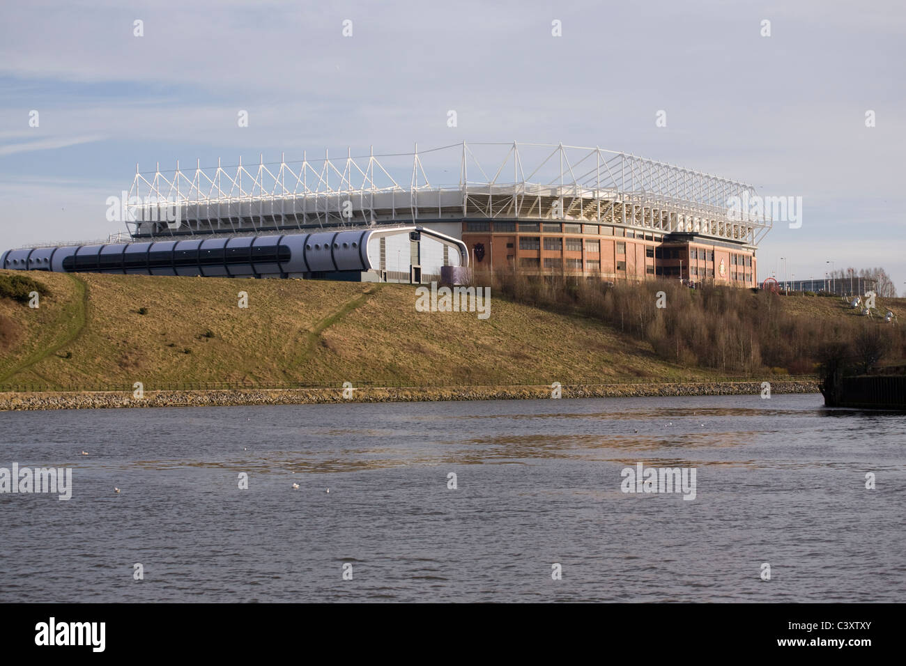 Das Sunderland Aquatic Centre und das Stadium of Light, Heimat von Sunderland AFC am Ufer des Flusses Wear Stockfoto