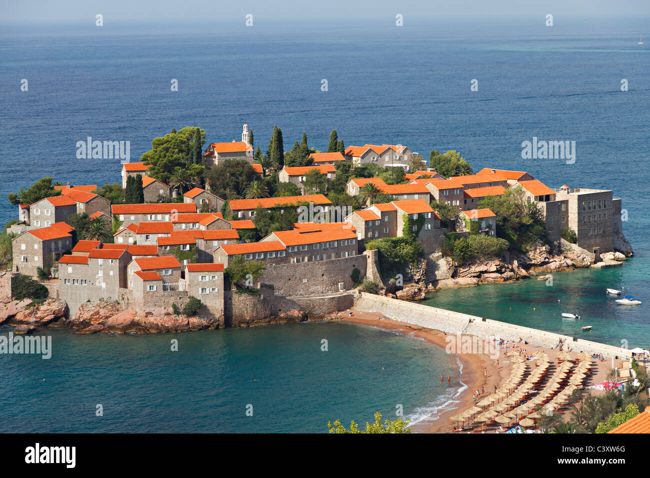 Insel von Sveti Stefan an der adriatischen Küste in Montenegro. Es ist rot überdachten alten Häuser wurden von Piraten, jetzt als Hotel genutzt Stockfoto