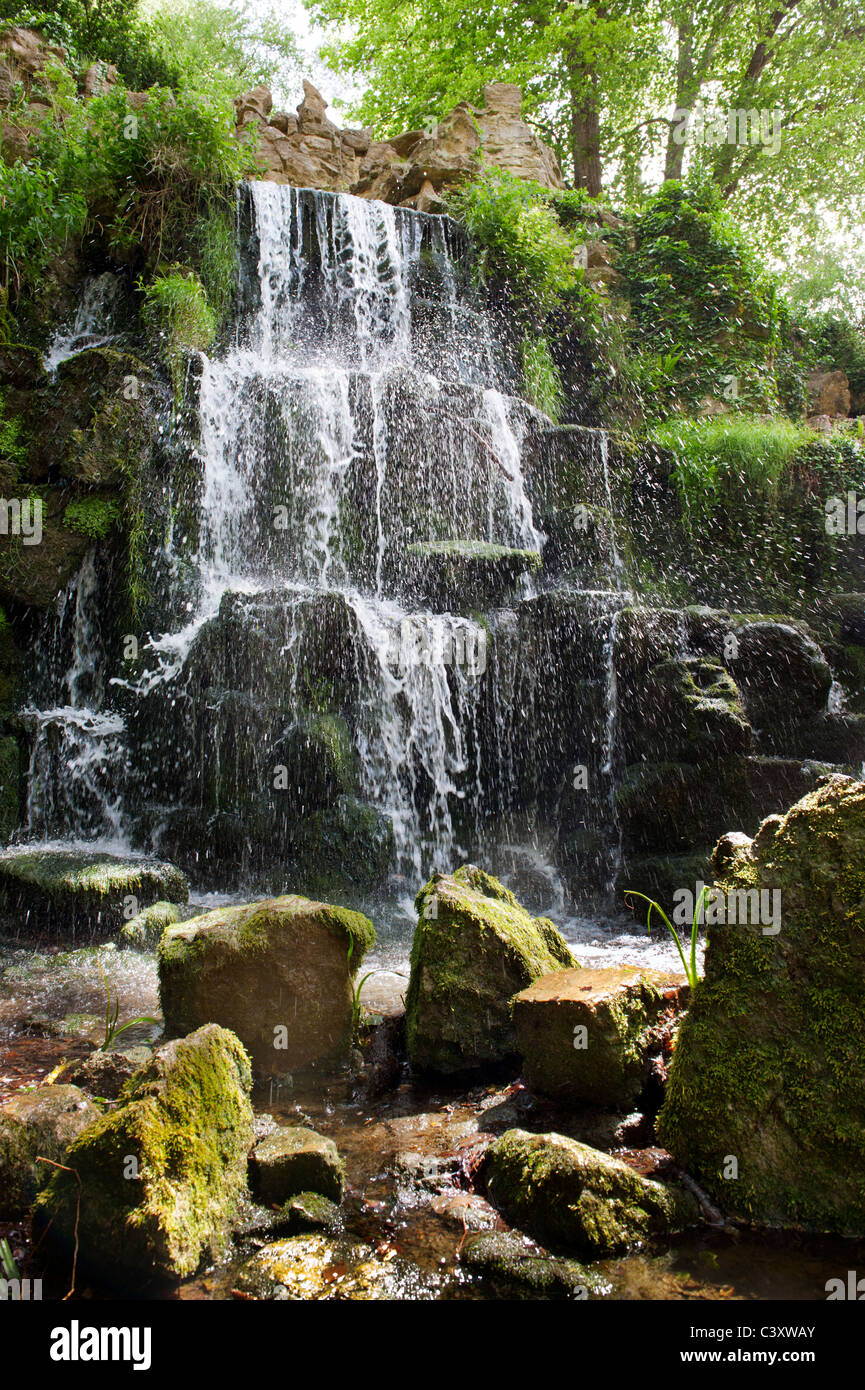 Die künstlichen Kaskaden-Wasserfall und Grotte in Bowood House Wiltshire England Stockfoto