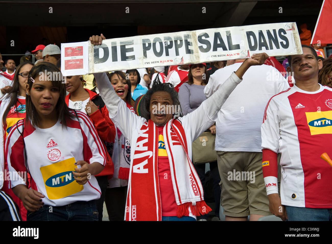 Fans von Ajax Cape Town Football Club in Cape Town Stadion, Kapstadt, Westkap, Südafrika Stockfoto