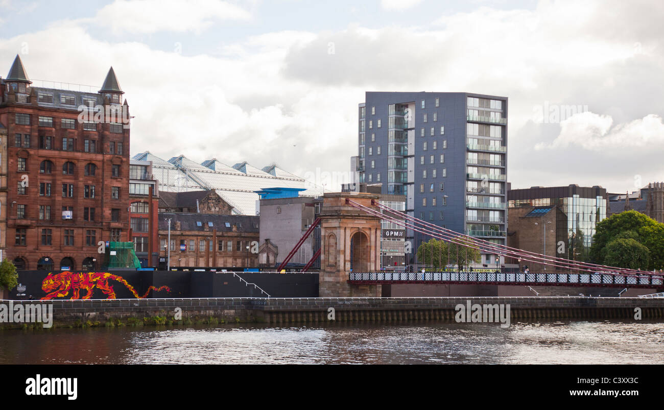 St Andrews Hängebrücke über den Fluss Clyde im Zentrum von Glasgow mit dem Tiger Beer Wandbild von John McFaul der McFaul Studio. Schottland, Großbritannien Stockfoto