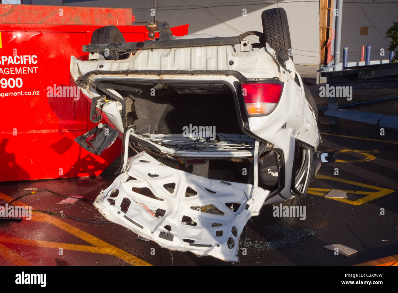 Ein Auto umgeworfen, die viele Meter von dem Tornado auf der North Shore, Auckland, New Zealand, Mittwoch, 4. Mai 2011 ausgelöst wurde. Stockfoto