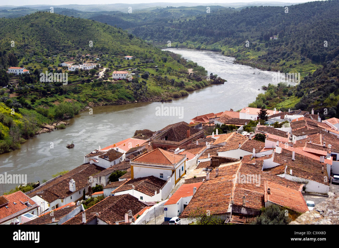 Blick hinunter auf den Fluss Guadiana von der hübschen kleinen Mértola, Portugal Stockfoto