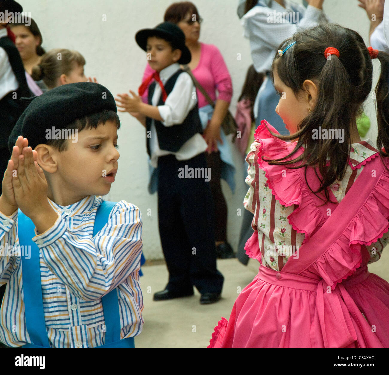 Kinder tanzen während des jährlichen Sardine Festival in Alcoutim Algarve Portugal Stockfoto