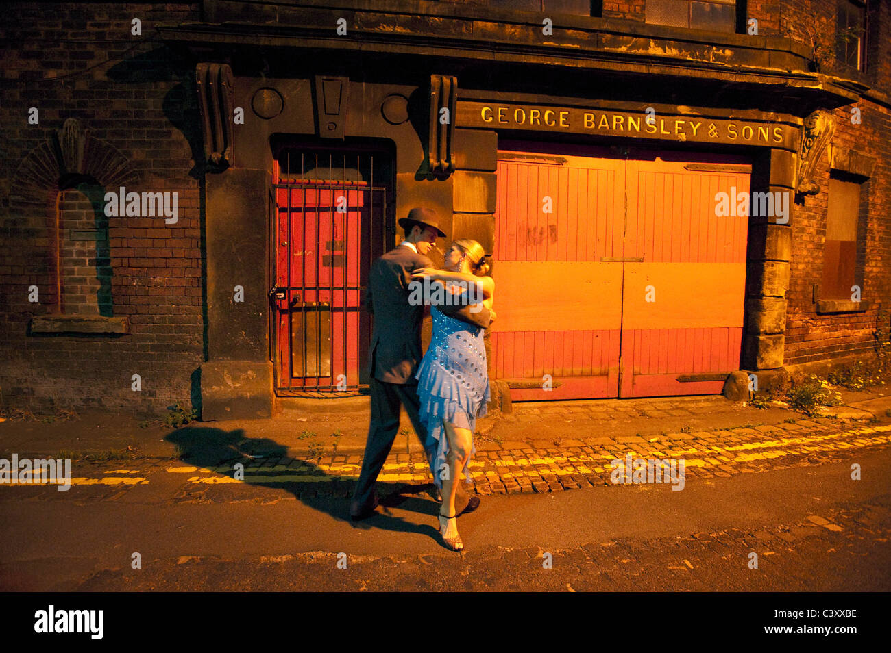 2Tango Tänzer in der Nacht an Kelham Island industrielle Quartal Sheffield Stockfoto