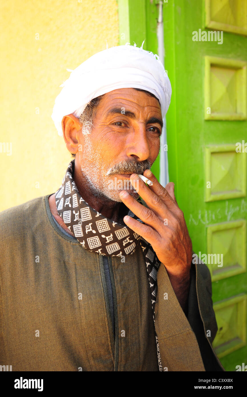 Afrika Naher Osten Ägypten ägyptische Mann in Turban 40er Jahren 50 ist eine Zigarette Rauchtabak Stockfoto