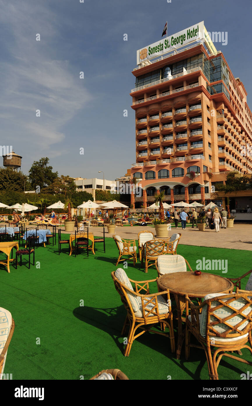 Afrika Ägypten ägyptischen Luxor Luxus Hotels Sonesta St.George Pool und Deck-Bereich Stockfoto