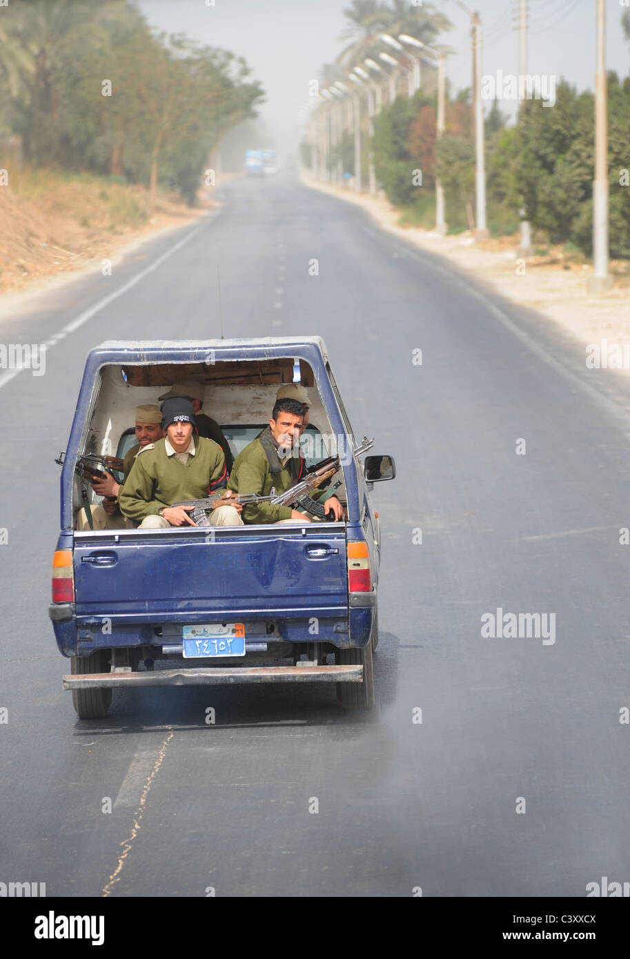 Afrika Naher Osten Ägypten ägyptische Sicherheitskräfte fahren in offenen LKW mit AK-47 Gewehre sichtbar - auf einer leeren Landstraße Stockfoto