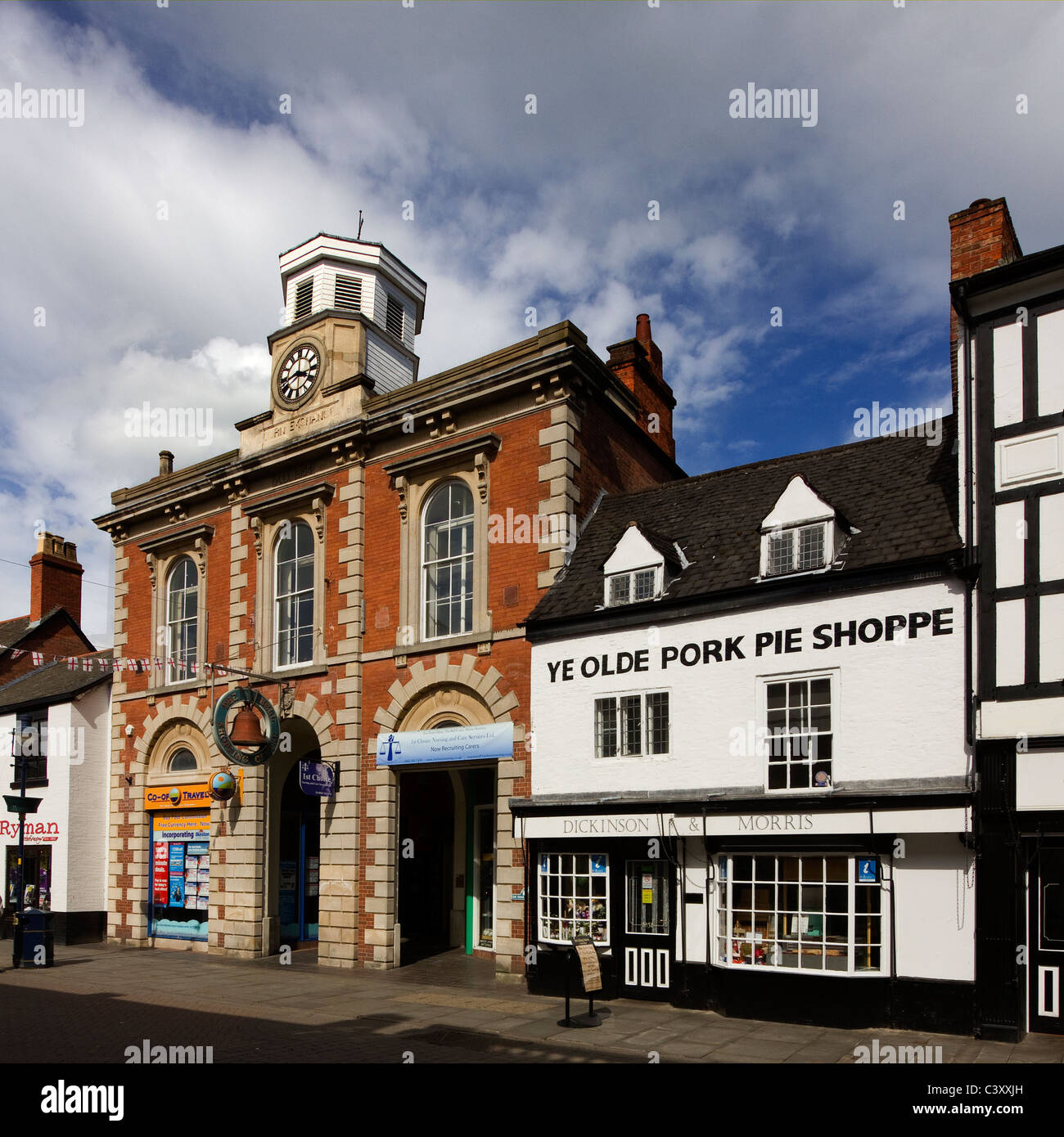 Dickinson und Morris ' Ye Olde Shoppe Pork Pie "und Corn Exchange, Melton Mowbray, Leicestershire, England, Vereinigtes Königreich Stockfoto