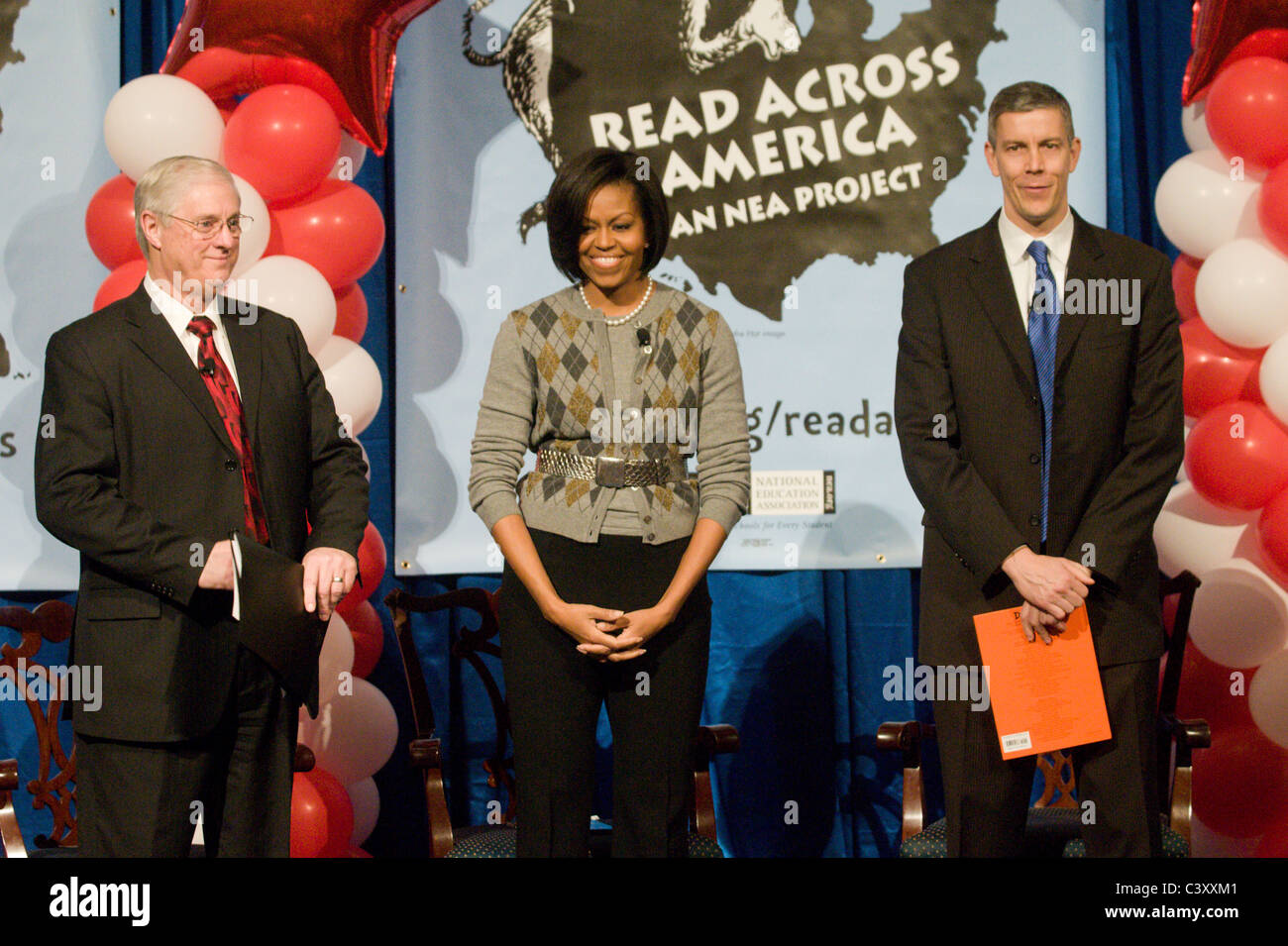 First Lady Michelle Obama R und NEA Präsident Dennis Van Roekel (L) teilnehmen an Read Across America Tag. Stockfoto