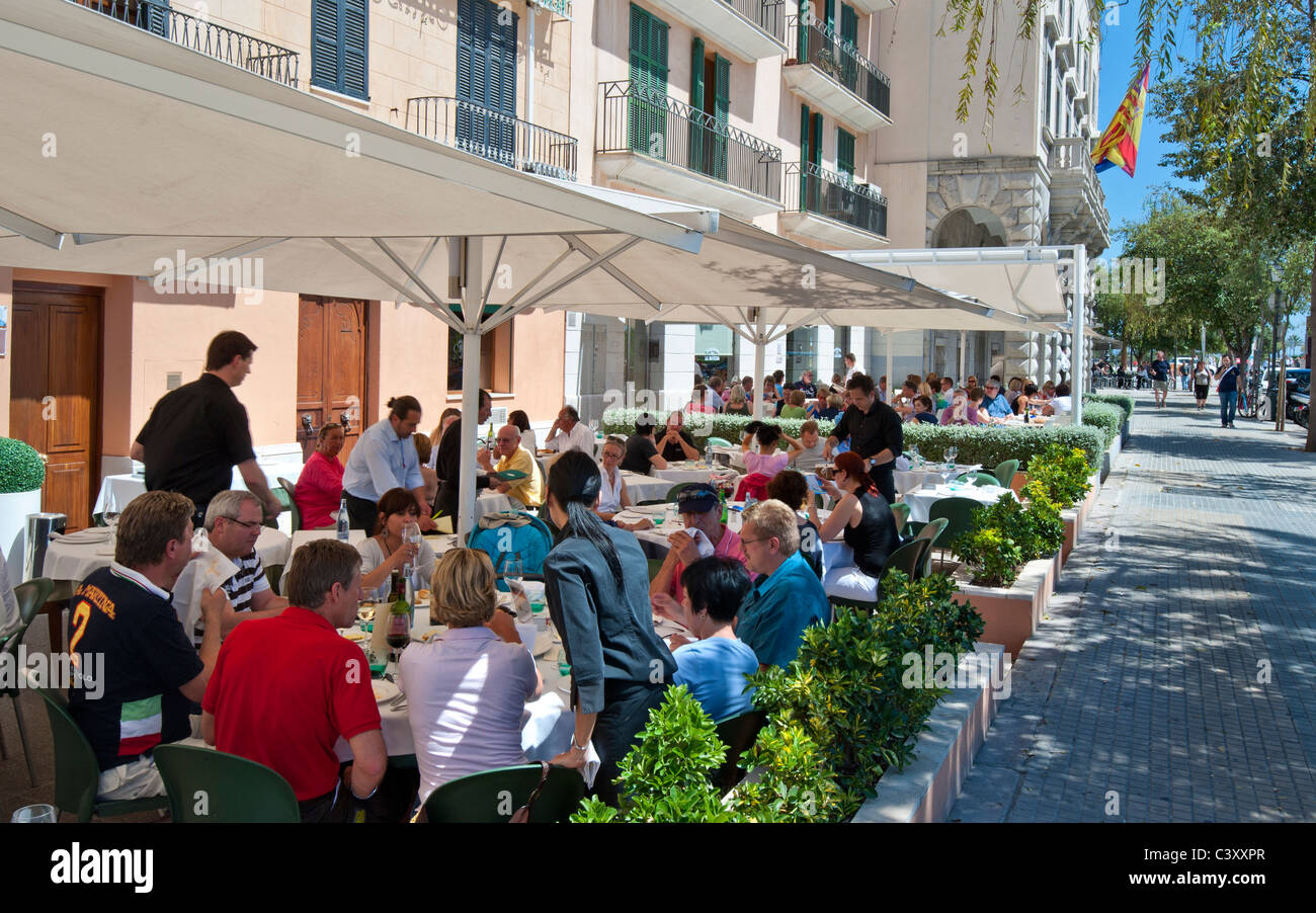 TAPAS-RESTAURANT AUF PALMA MALLORCA Essen Sie im belebten, bekannten Restaurant Caballito de Mar auf dem Paseo Sagrera Palma de Mallorca Spanien unter freiem Himmel Stockfoto