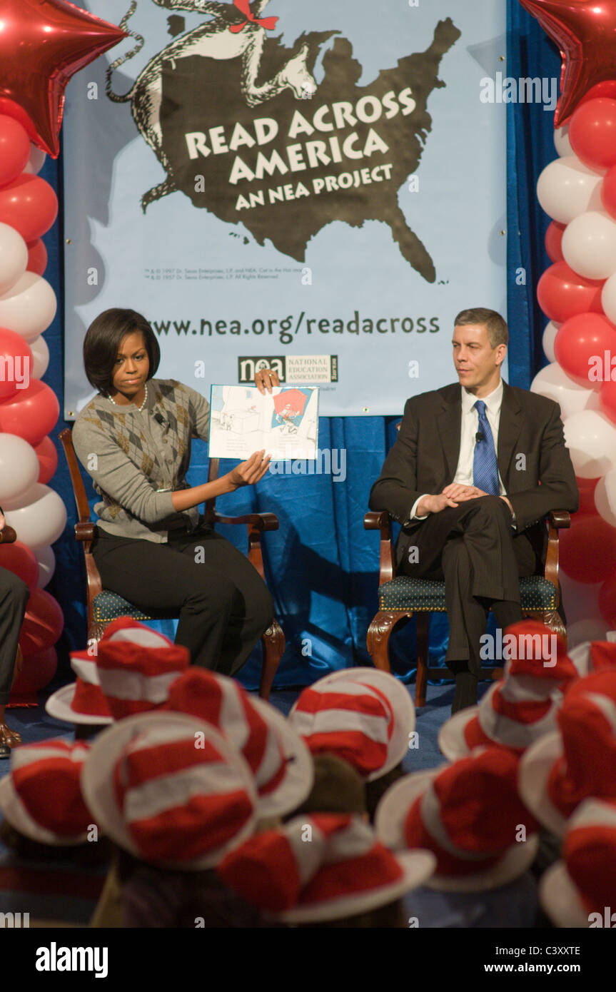 First Lady Michelle Obama R und NEA Präsident Dennis Van Roekel (L) teilnehmen an Read Across America Tag. Stockfoto