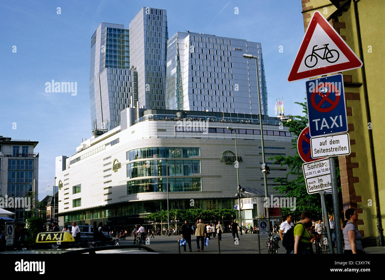 Galeria Kaufhof-Filiale und Palais Quartier am Zeil in der deutschen Stadt Frankfurt Am Main. Stockfoto