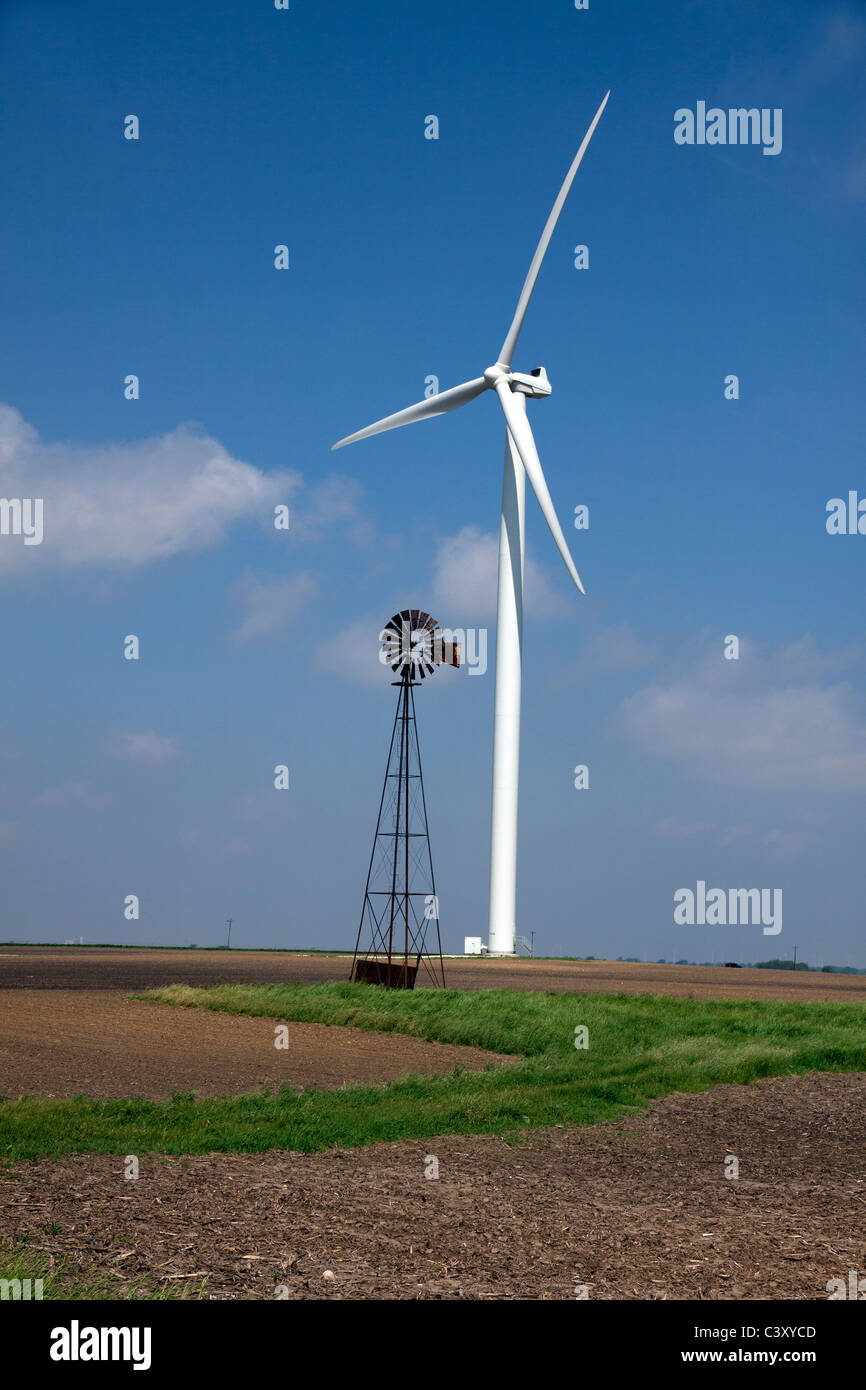 Altmodische Windmühle und Windkraftanlage Indiana USA Stockfoto