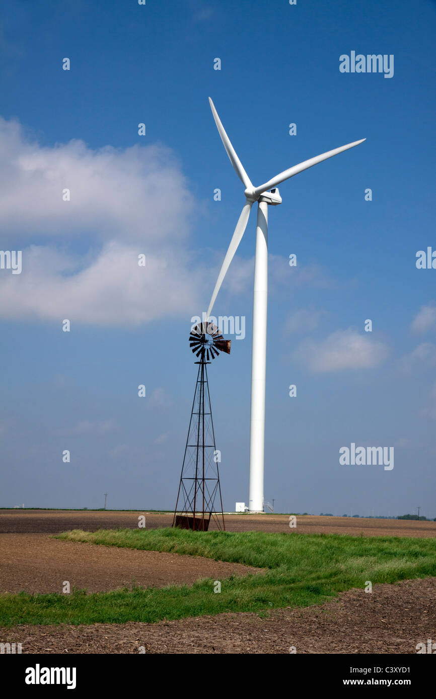 Altmodische Windmühle und Windkraftanlage Indiana USA Stockfoto