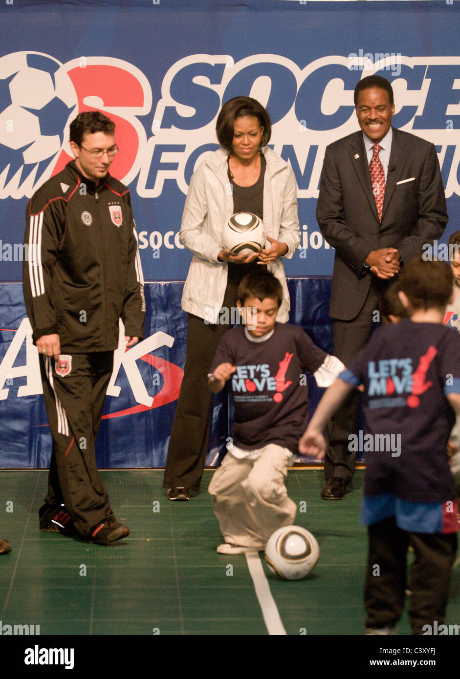 First Lady Michelle Obama beteiligt U. S Fußball Stiftung freien Jugend Fußball Klinik. Stockfoto