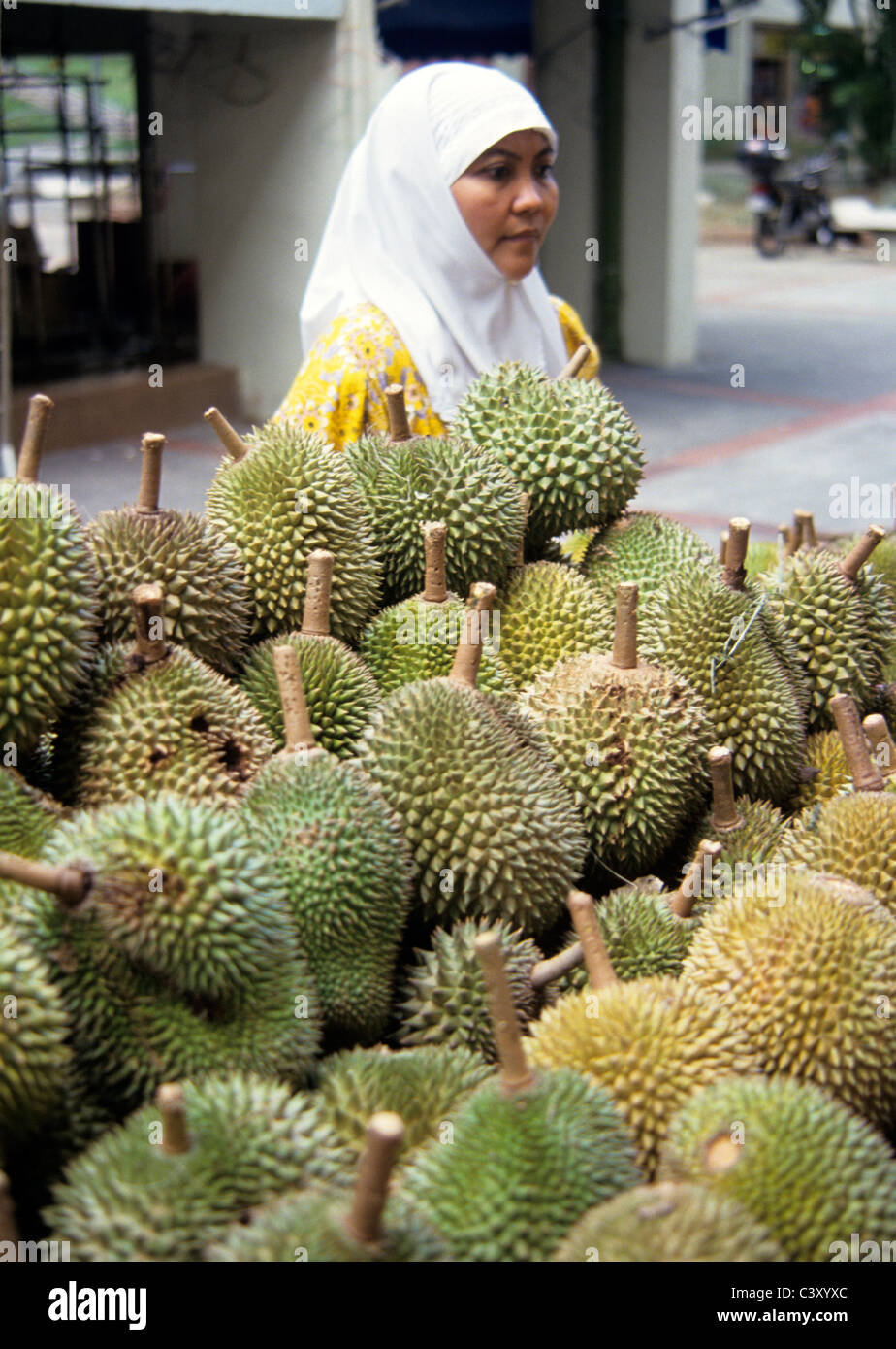 Singapur. Muslimische Frau mit Burka für Durian in Singapur-Markt einkaufen. 2007 © Bob Kreisel Stockfoto