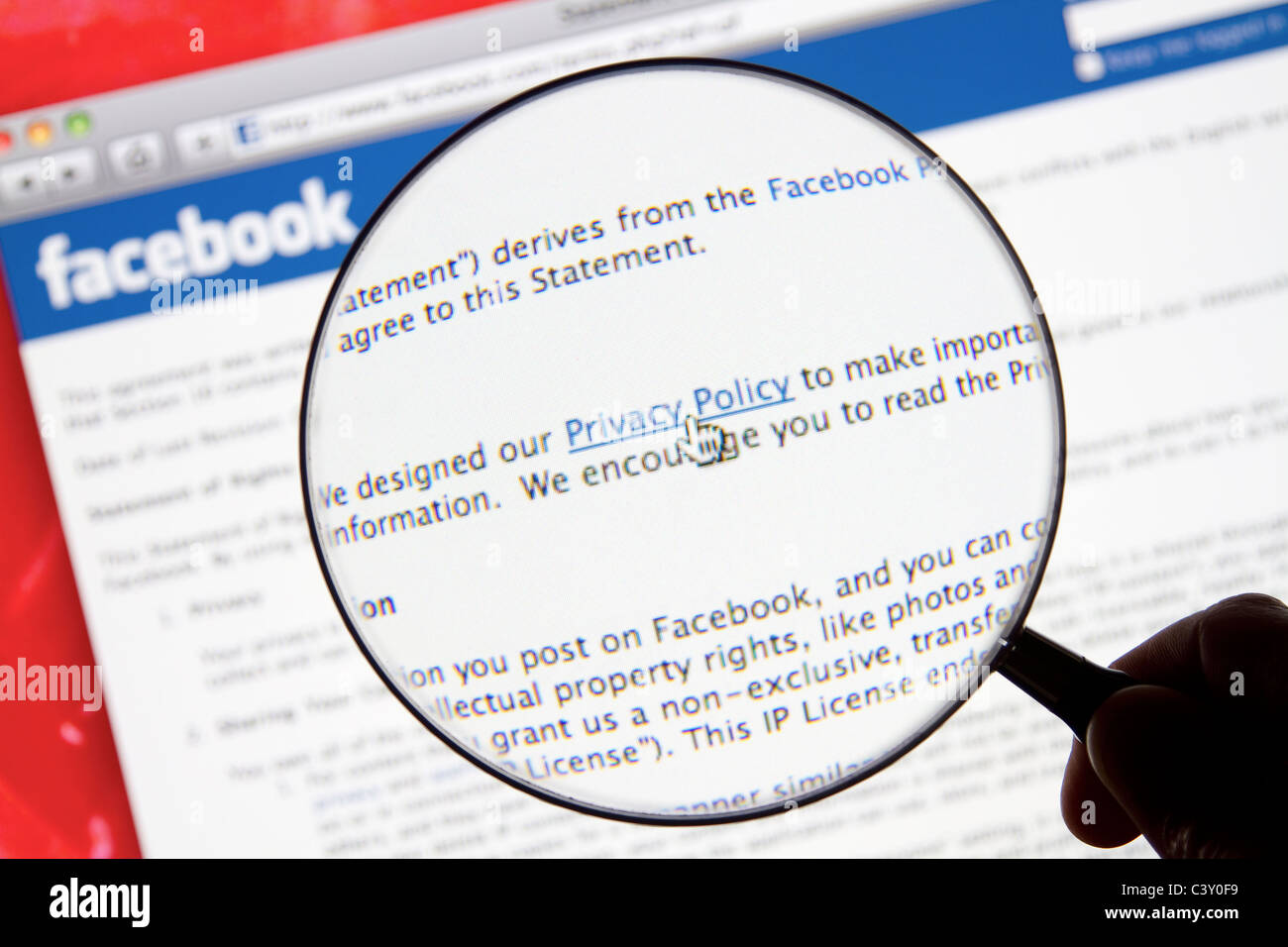 Facebook-Webseite mit Facebook-Logo und Lupe zeigt Datenschutzerklärung. Stockfoto