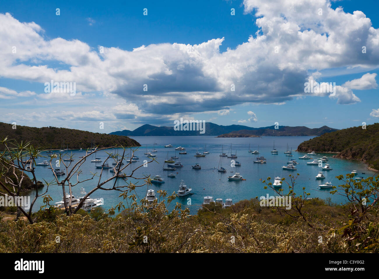 Viele Boote vertäut am Bight Bay aus übersehen auf Norman Island mit Küstenlinie von Tortola in Ferne in Britische Jungferninseln Stockfoto