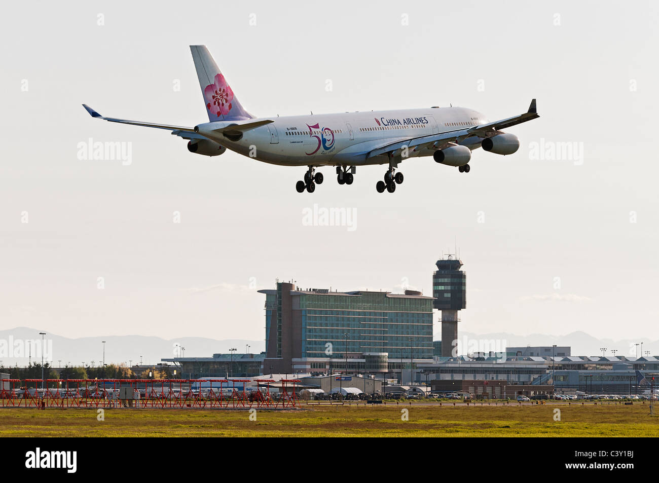 Ein China Airlines Airbus A340-300 Jet Airliner im Endanflug zur Landung am Flughafen von Vancouver, Kanada. Stockfoto