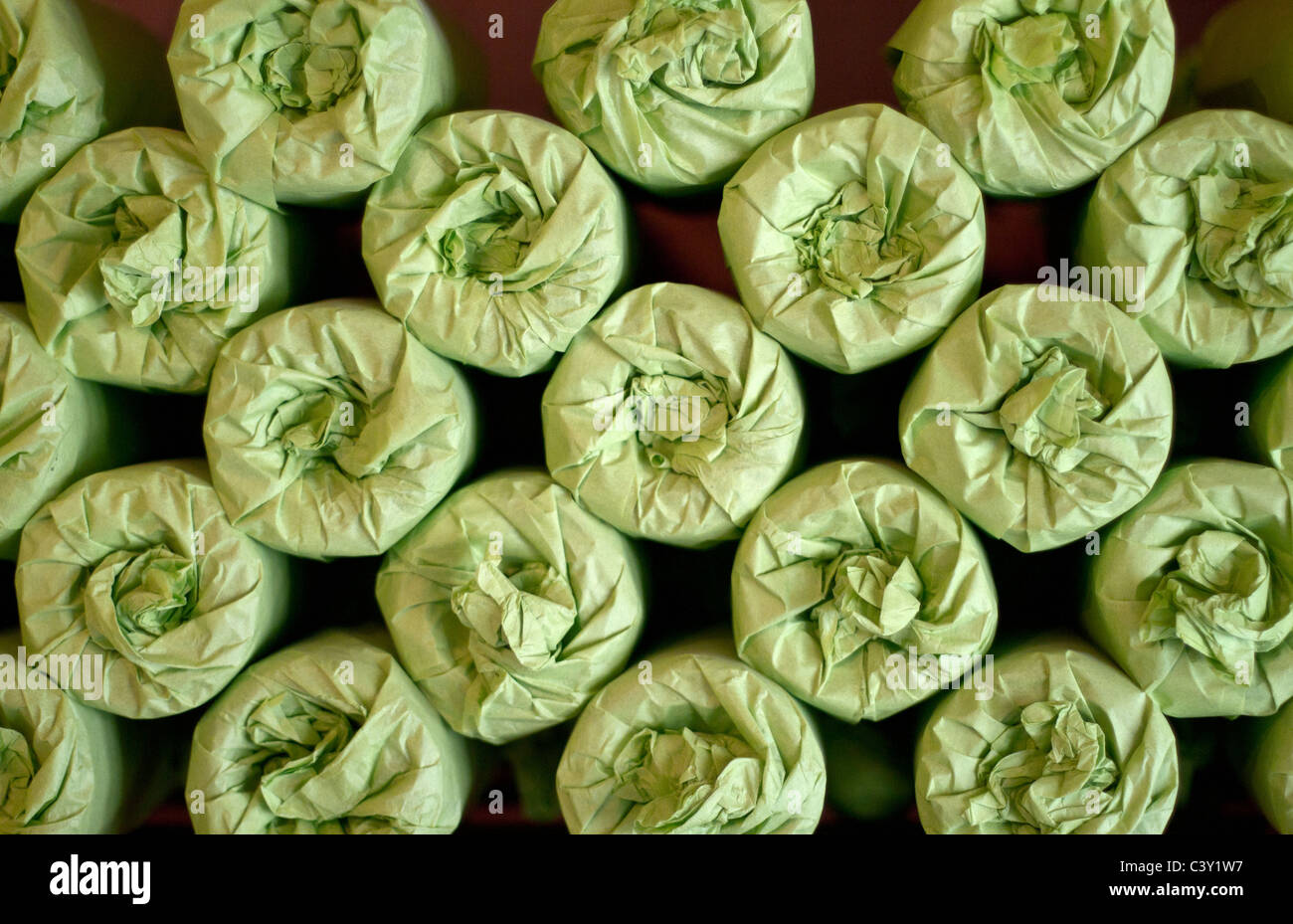 Ein Stapel von Weinflaschen eingewickelt in grünem Papier auf dem Ata Rangi Weingut in Martinborough, Neuseeland. Stockfoto