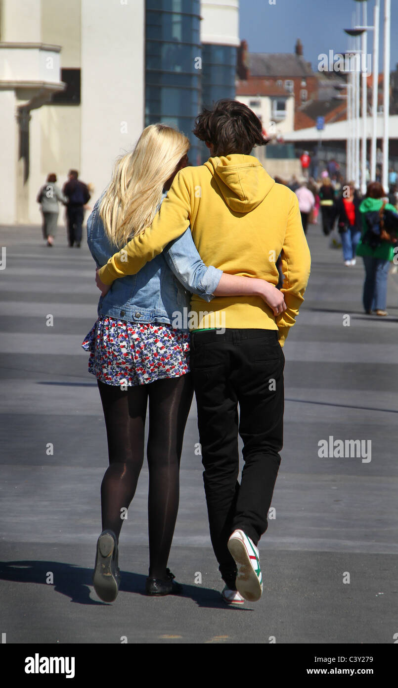 Junges Paar zu Fuß entlang der Strandpromenade. Stockfoto