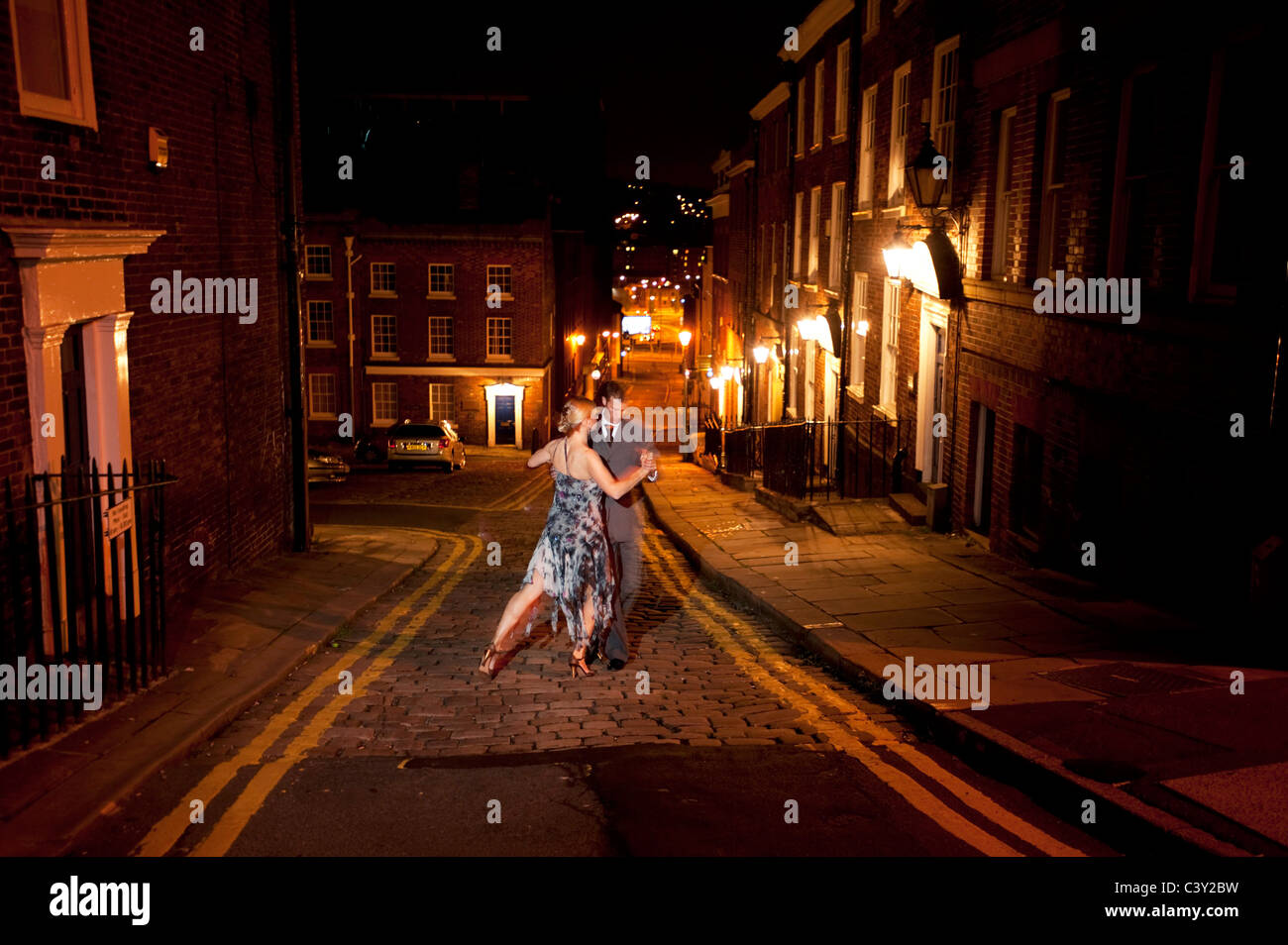 2 Tango-Tänzer in der Nacht im Paradies Platz Sheffield Stockfoto