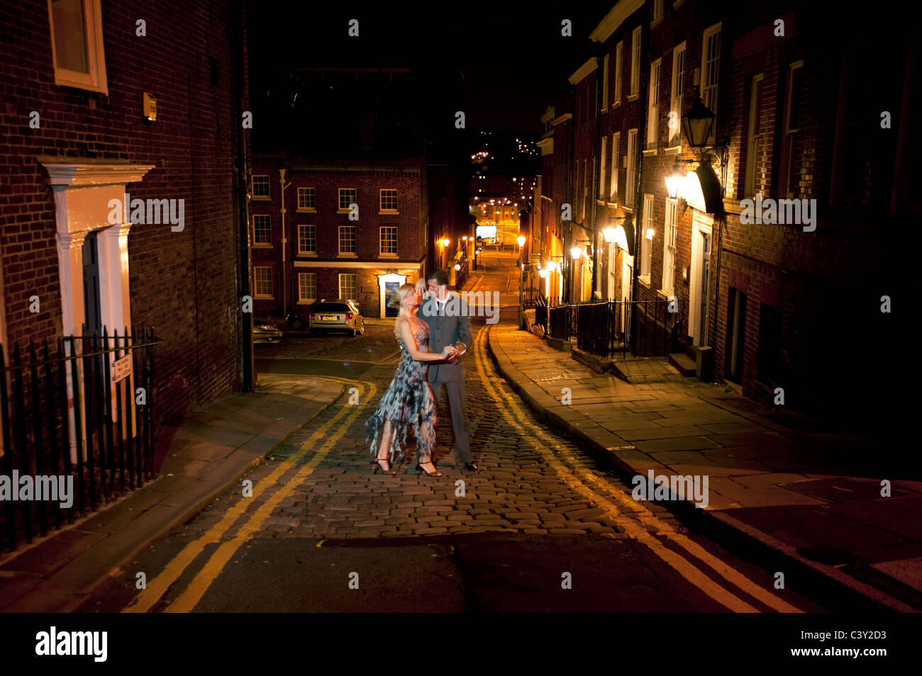 2 Tango-Tänzer in der Nacht im Paradies Platz Sheffield Stockfoto