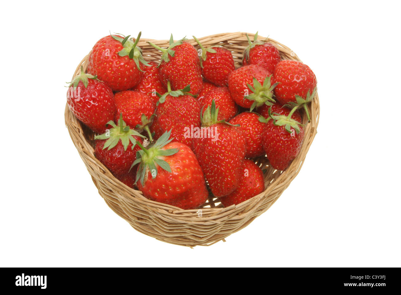Frische reife Erdbeeren in einem herzförmigen Korb Stockfoto