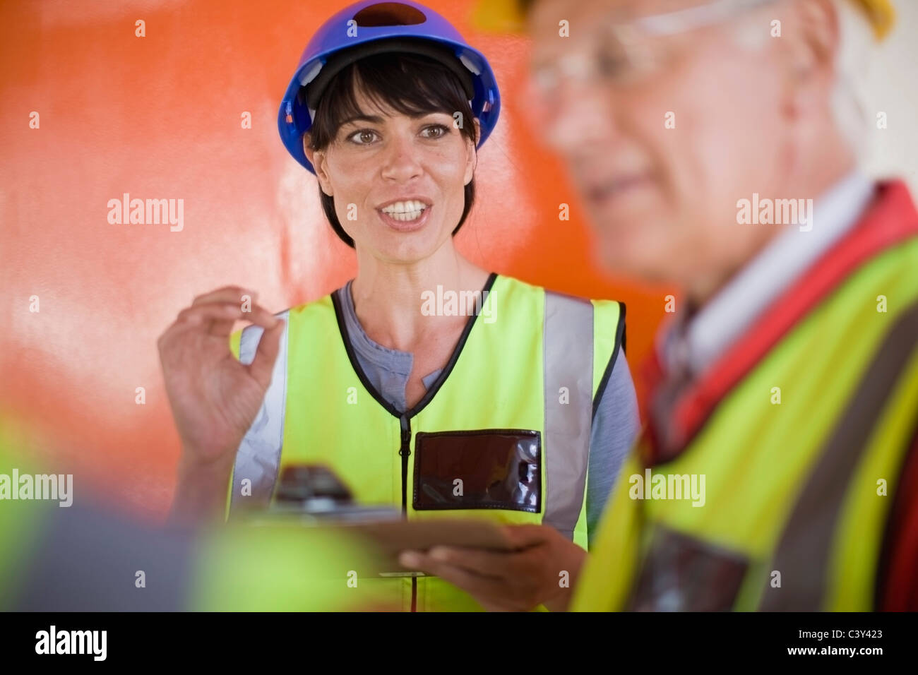 Architektin im Gespräch mit Bauherren Stockfoto