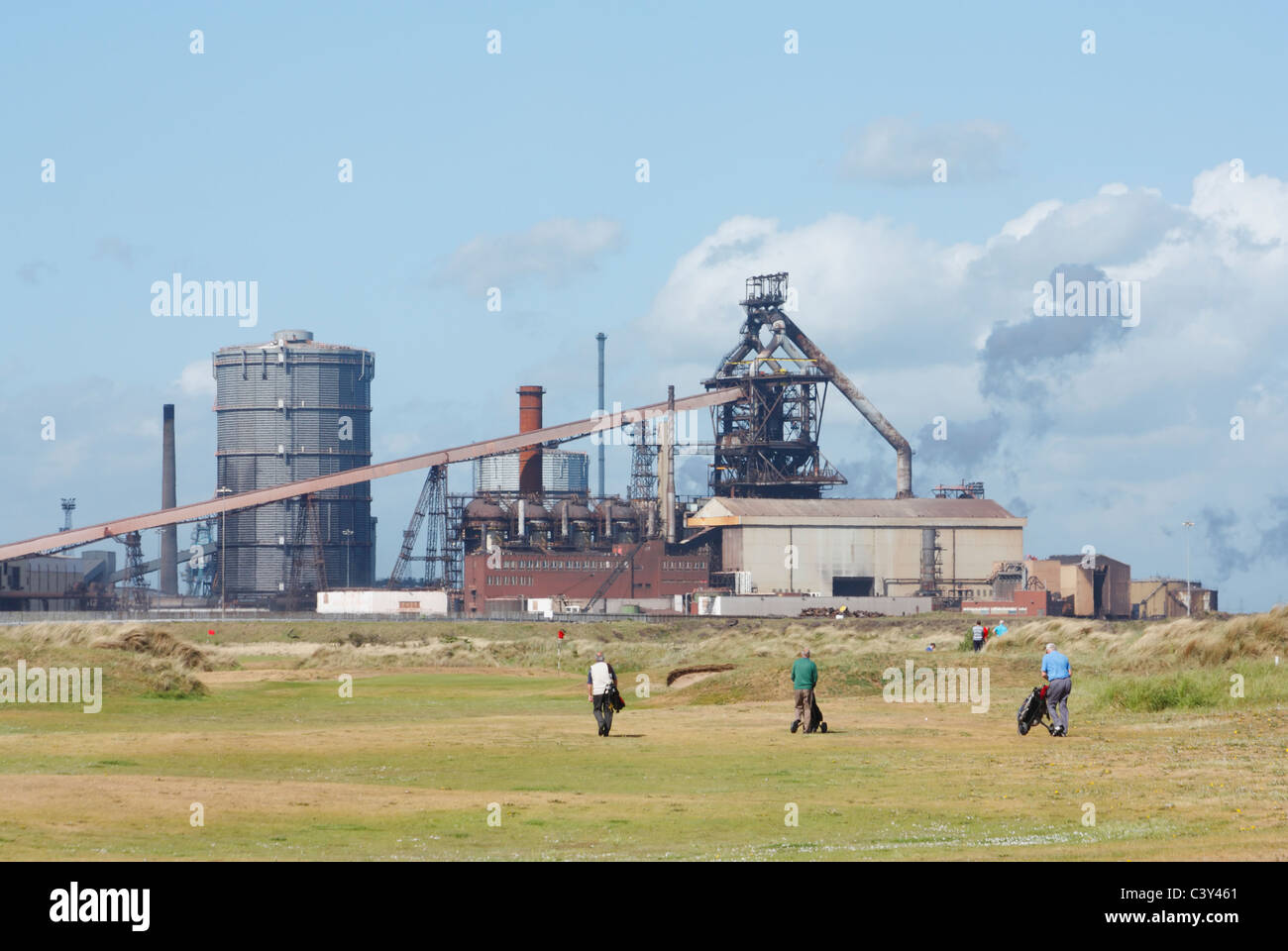 Redcar Golfplatz mit Stahlwerk im Hintergrund. Redcar, Cleveland, England, UK. Stockfoto