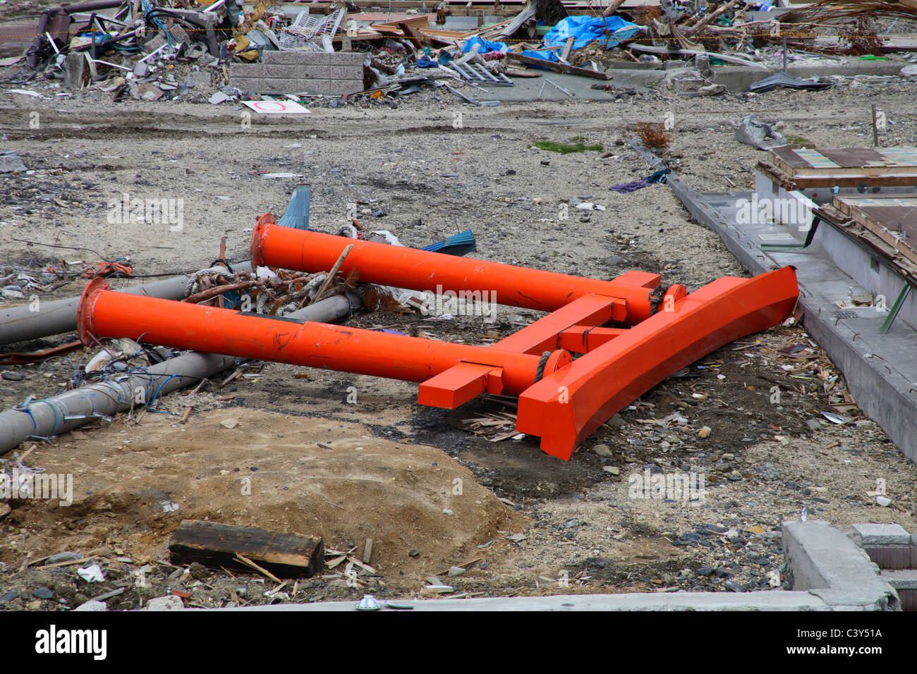 Ein driftete Shinto-Schrein-Tor vom Tsunami verwüsteten Gebiet Akahama Otsuchi-Cho Iwate Japan Stockfoto