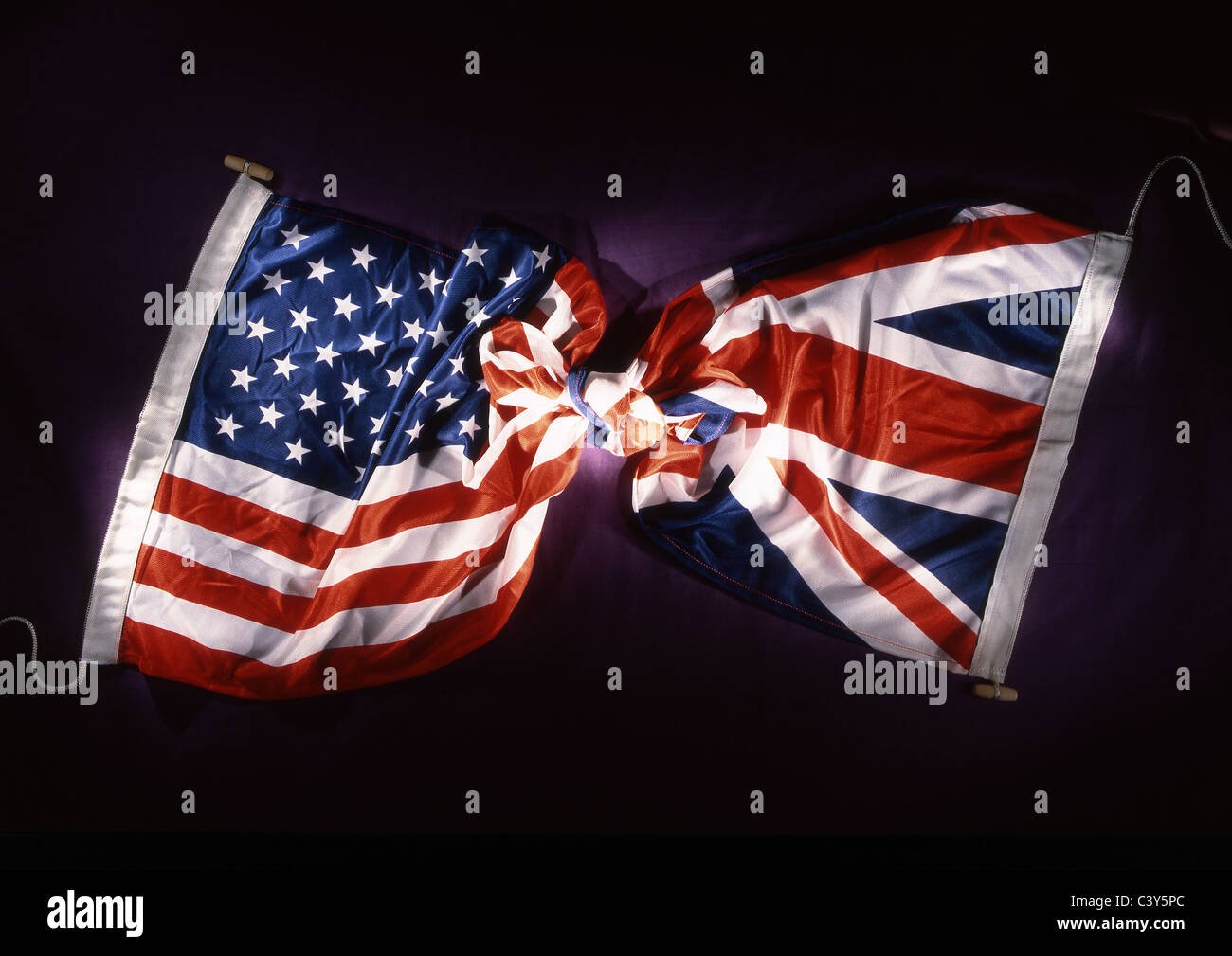 Vereinigte Staaten von Amerika Stars And Stripes Flagge verknotet zusammen mit britischen Union Jack-Flagge Stockfoto