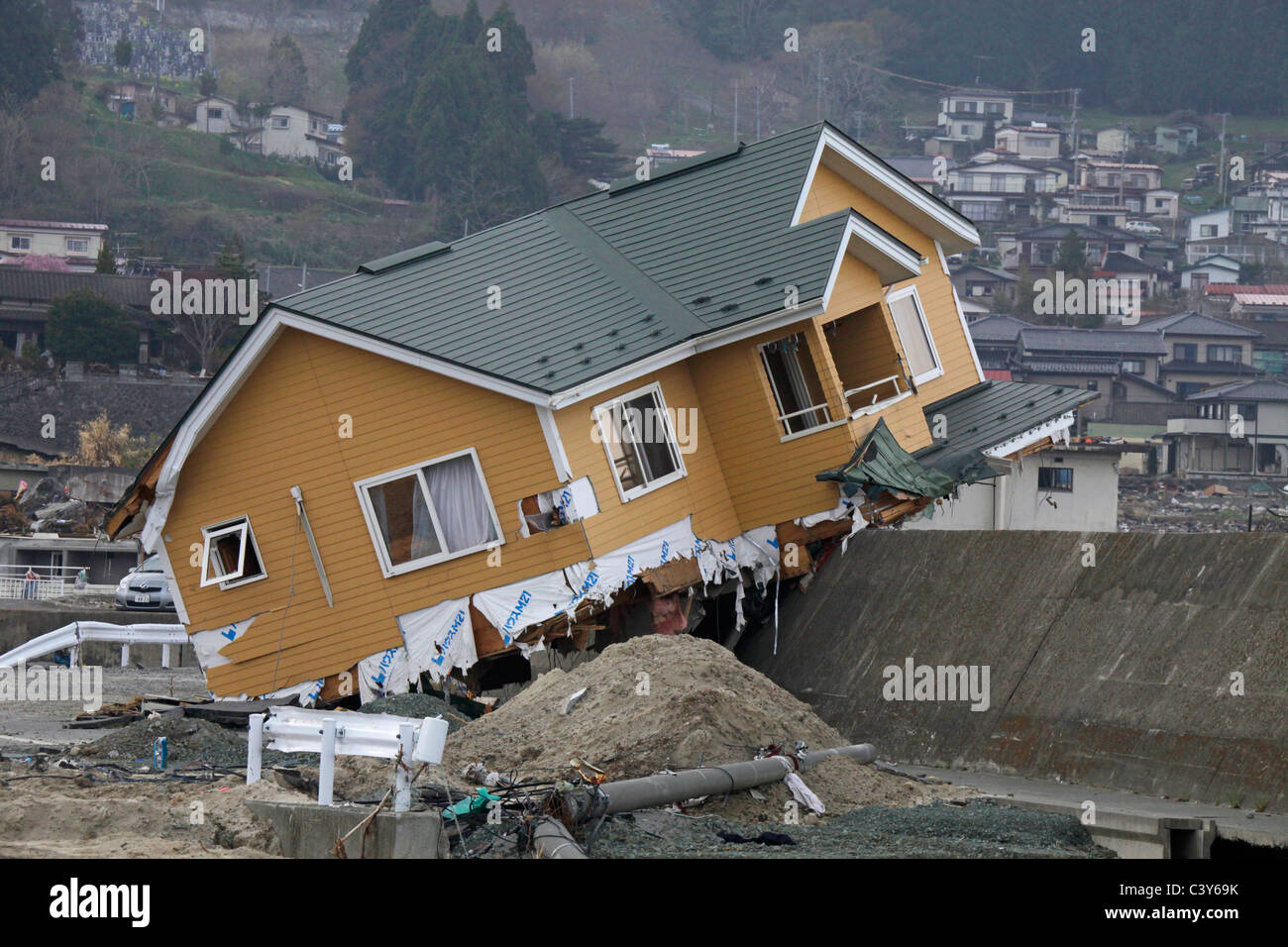 Ein Haus wurde vom Tsunami von woanders Kirikiri Otsuchi-Cho Stadt Iwate Japan trieb. Stockfoto