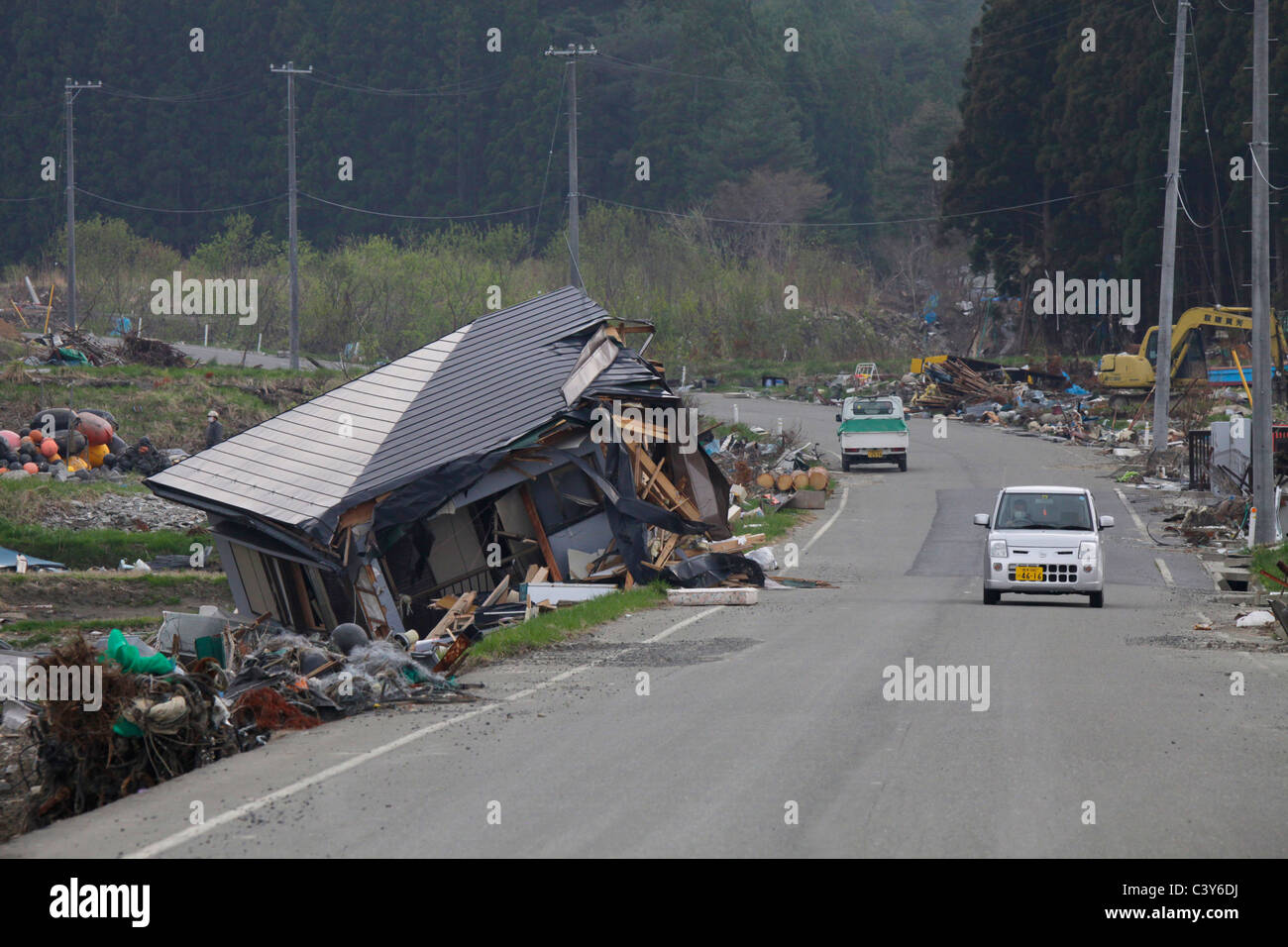 Eine Tsunami-trieb-Haus befindet sich neben der Straße Kirikiri Otsuch-Cho Iwate Japan Stockfoto