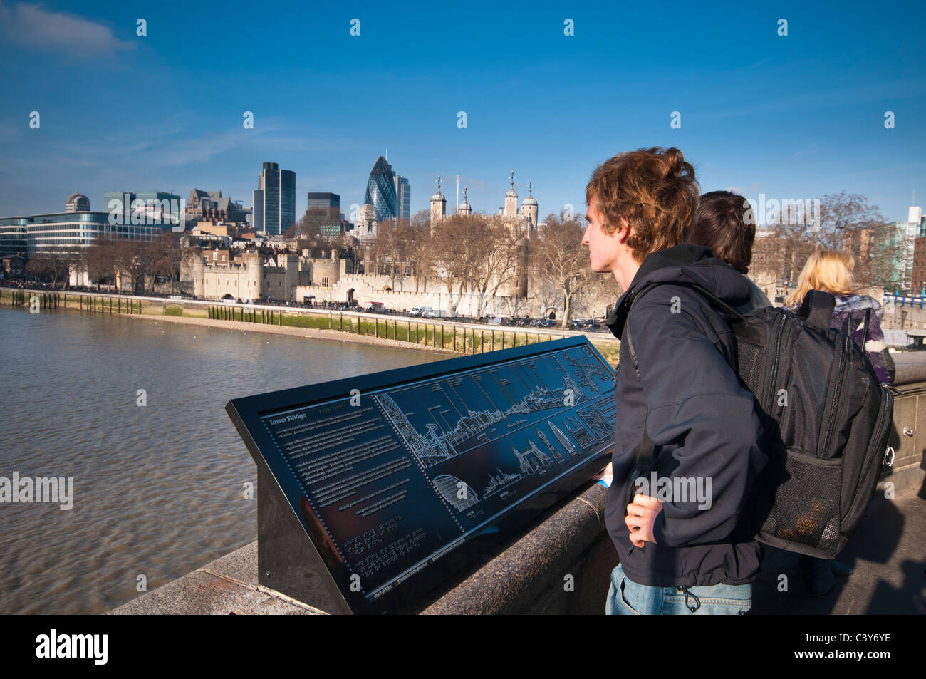 Teenager touristischen Blick auf Sehenswürdigkeiten entlang der Themse, London, UK Stockfoto