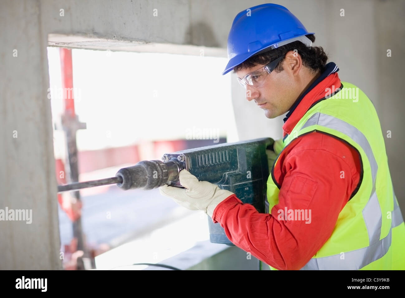 Bauarbeiter, die Handhabung einer Bohrmaschine Stockfoto