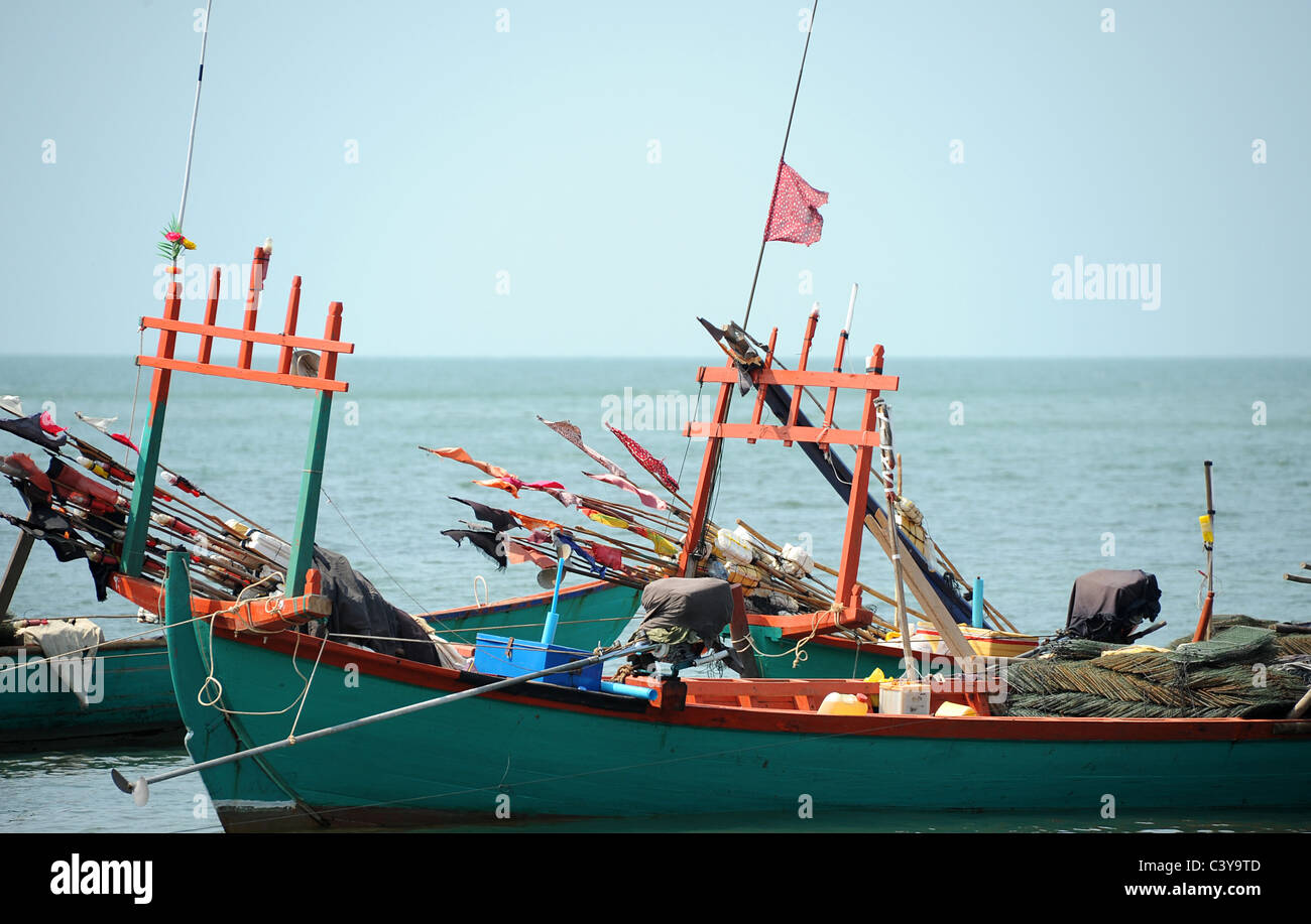 Long-tailed Angelboote/Fischerboote vor Anker in der Nähe von Crab Market, Kep, Kambodscha Stockfoto