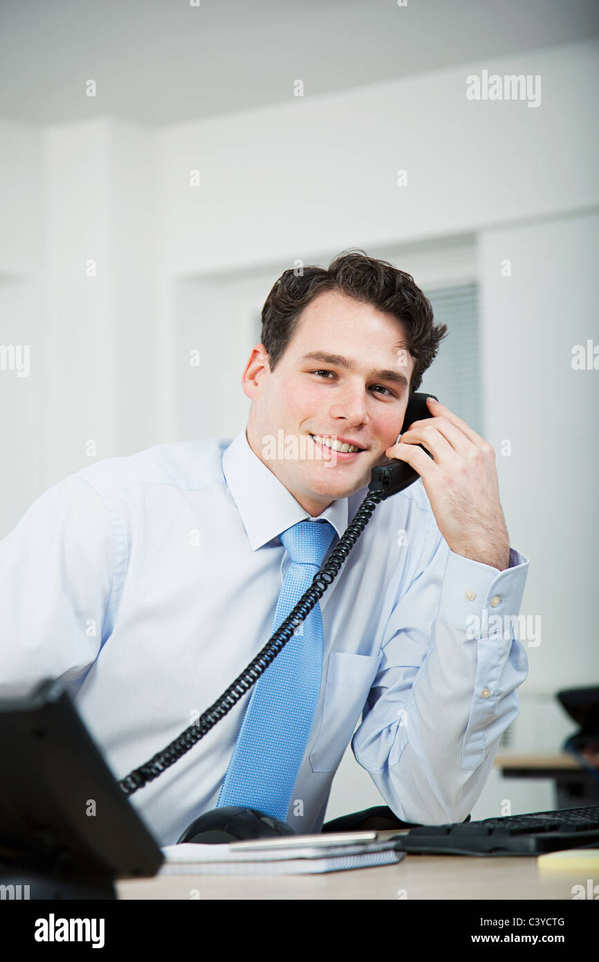 Büroangestellte auf Anruf Stockfoto