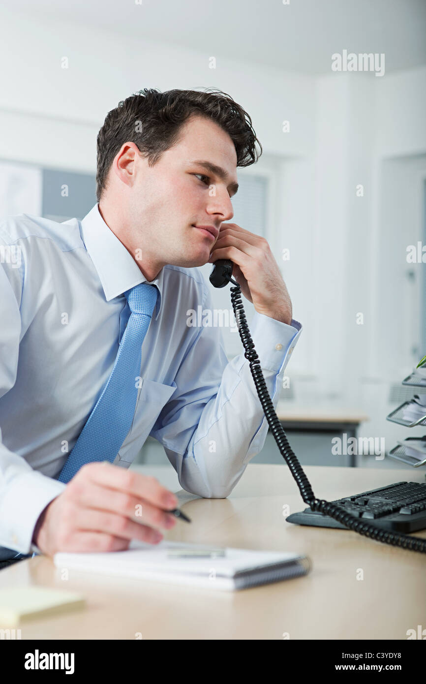 Büroangestellte auf Anruf Stockfoto