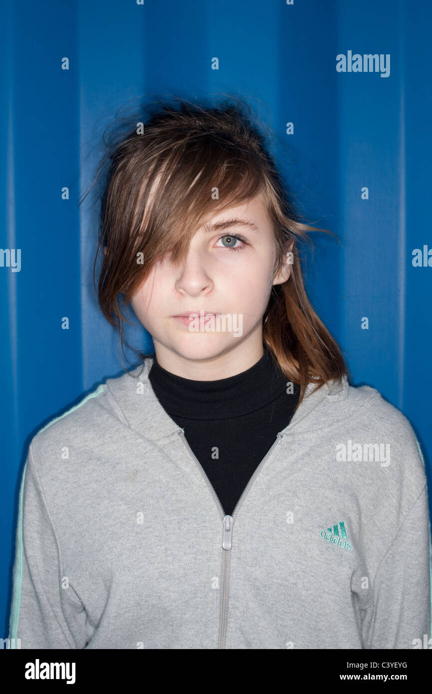 12 13 Jahre alten Mädchens mit Haltung - mit direkten harten Aufkamera Ringblitz beleuchtet Stockfoto