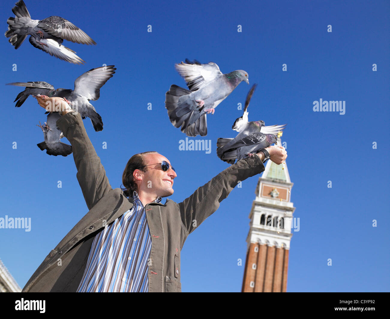Mann mit Tauben auf seinen Händen Stockfoto