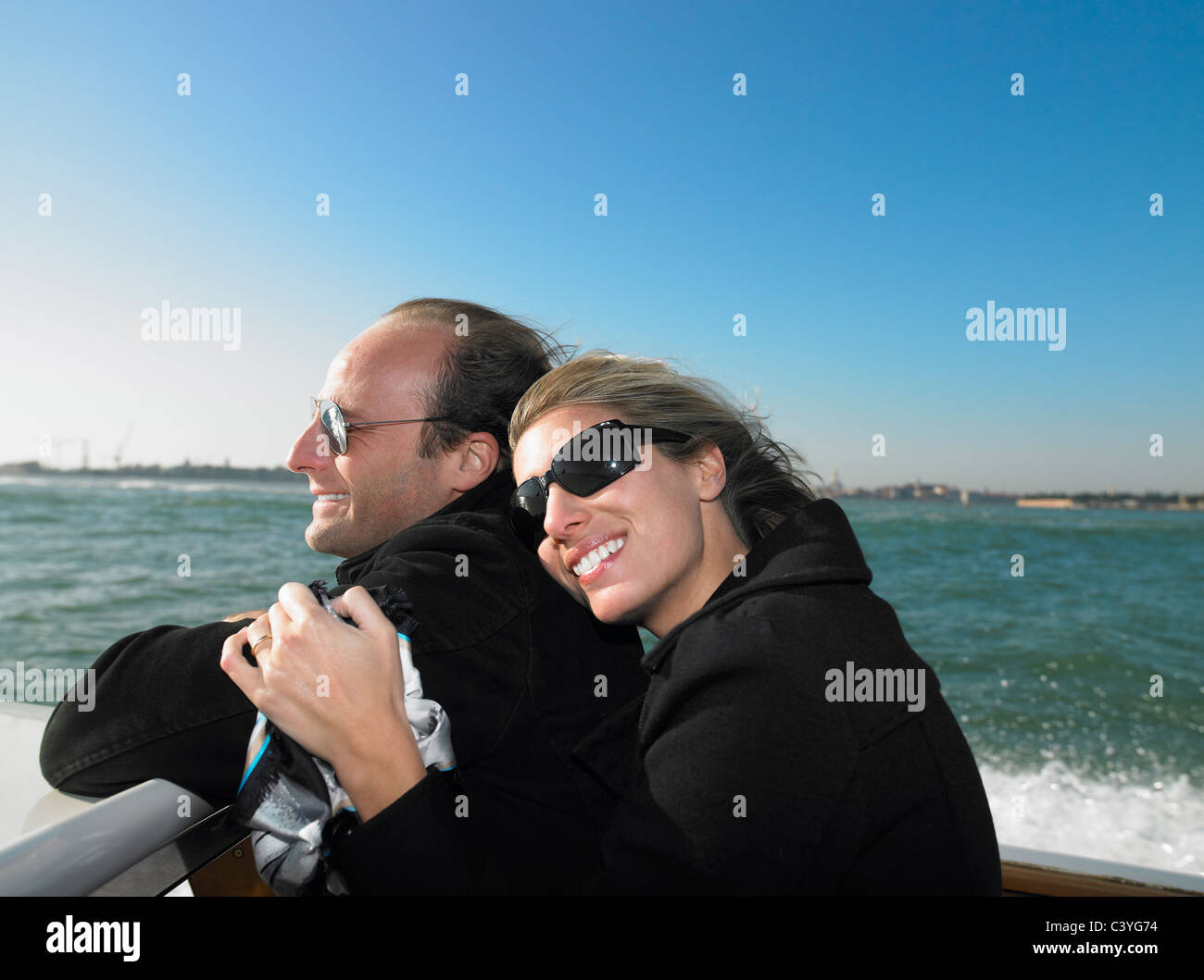 Paar auf die Schleuse von Venedig, Italien Stockfoto