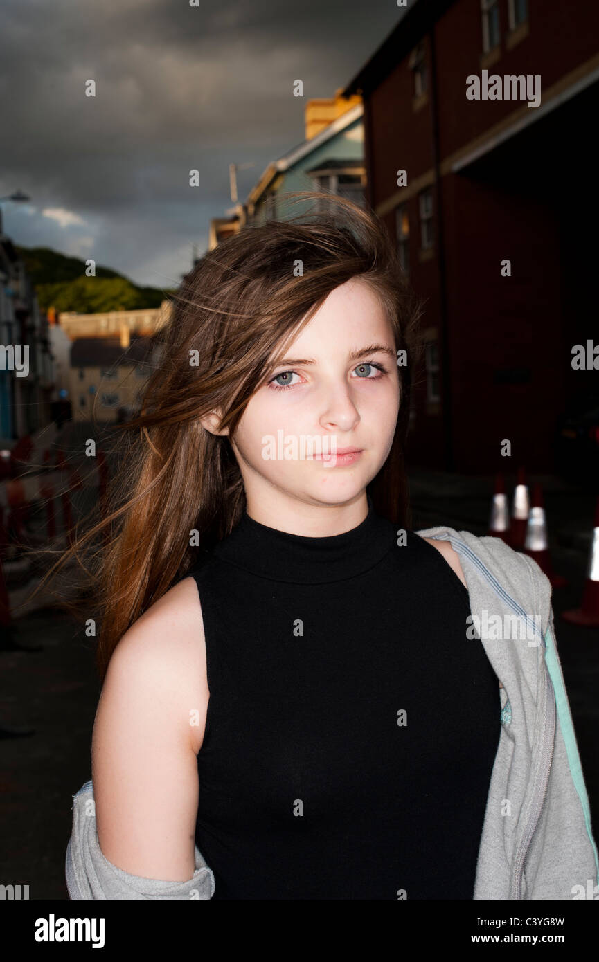 12 13 Jahre alten Mädchens mit Haltung - mit direkten harten Aufkamera Ringblitz beleuchtet Stockfoto
