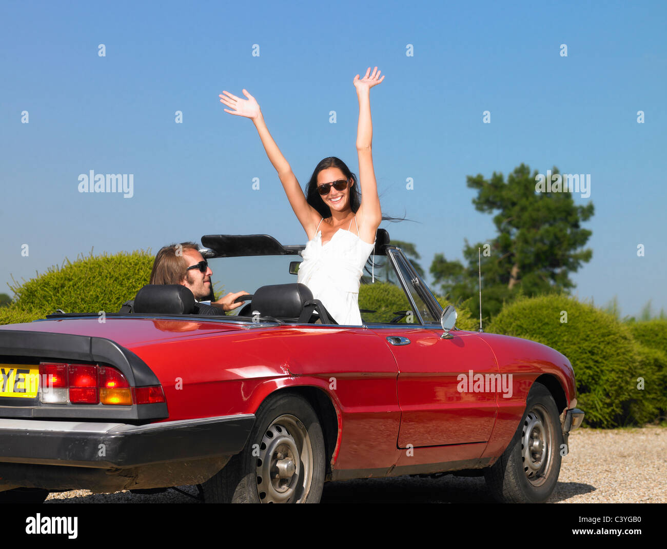 Frisch verheiratet paar im Auto, auf Wiedersehen Stockfotografie Alamy
